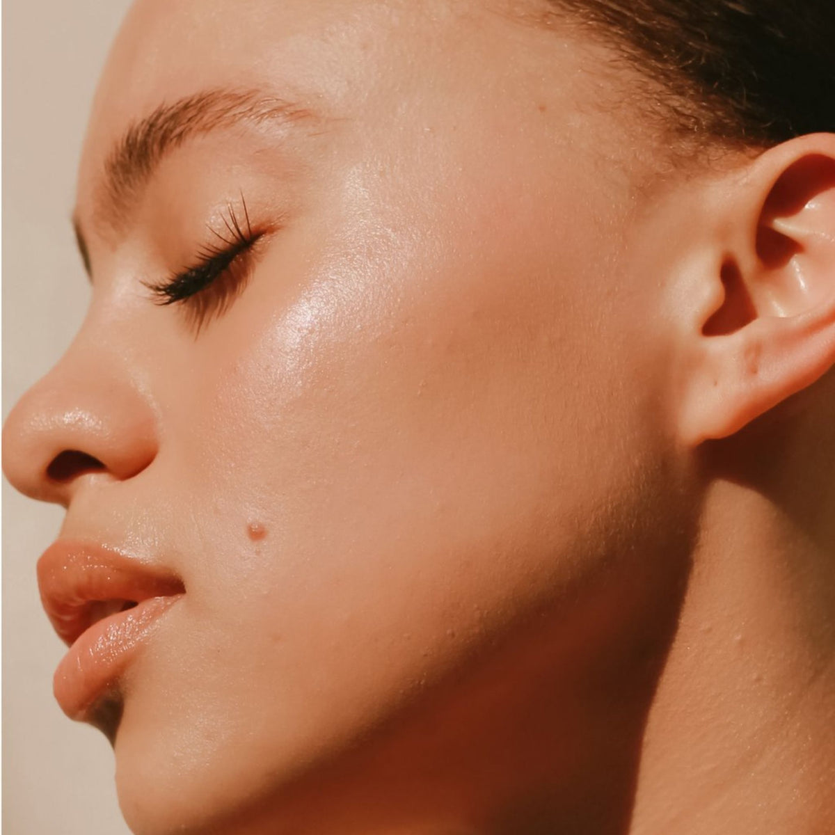 C Radiance evens skin tone, promotes skin&#39;s natural glow and radiance.