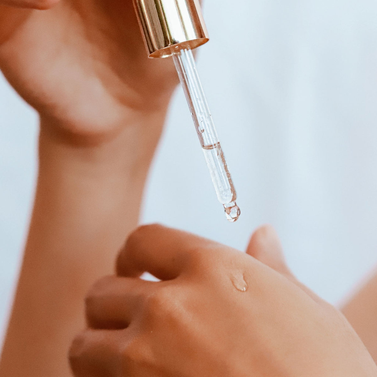 Vegan Hyaluronic Acid in Aloe Vera Molecule Serum Filler-Free, Silky, Dewdrop-like Texture, completely and rapidly absorbed by skin.